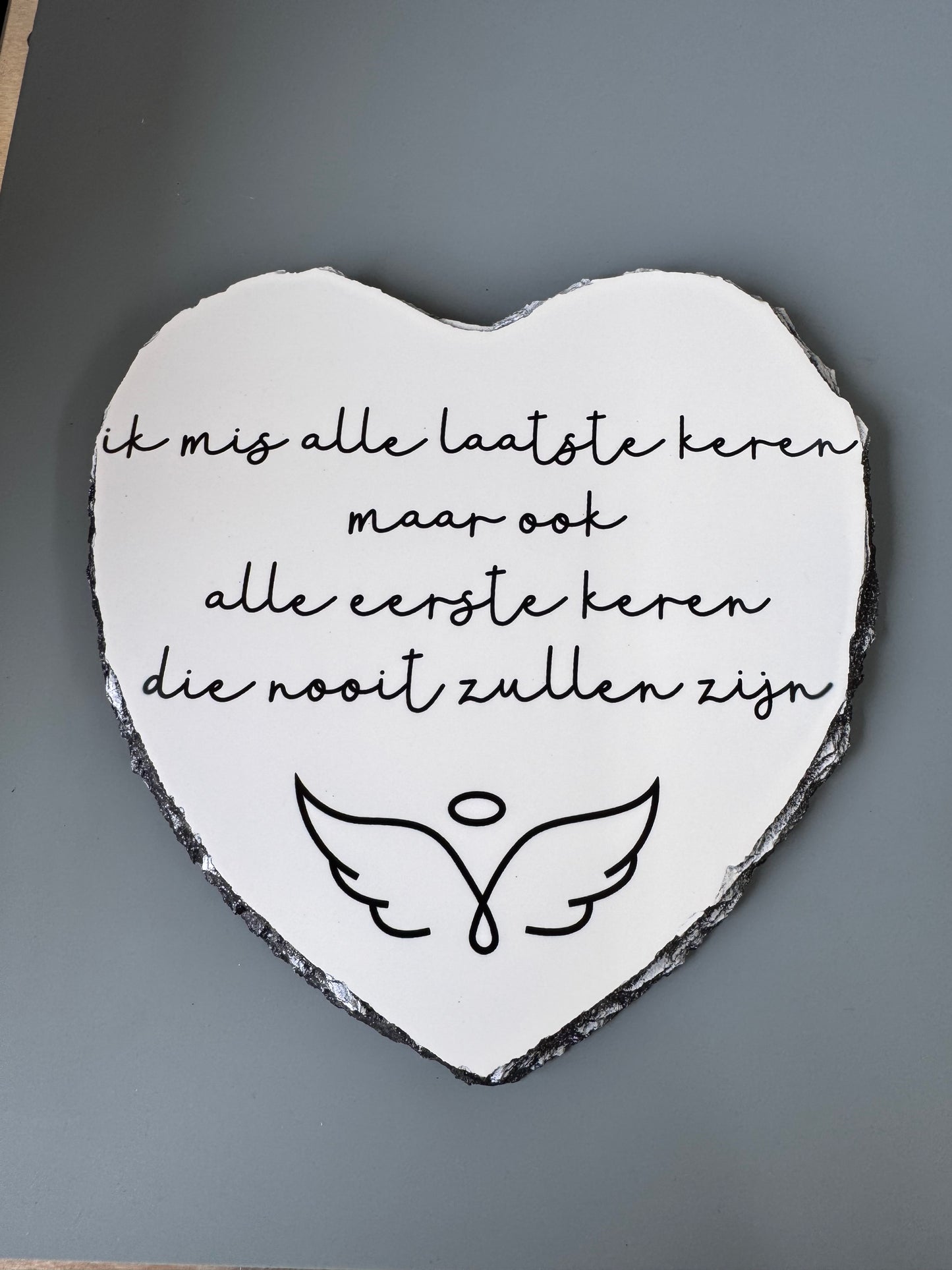 Foto of tekst op leisteen