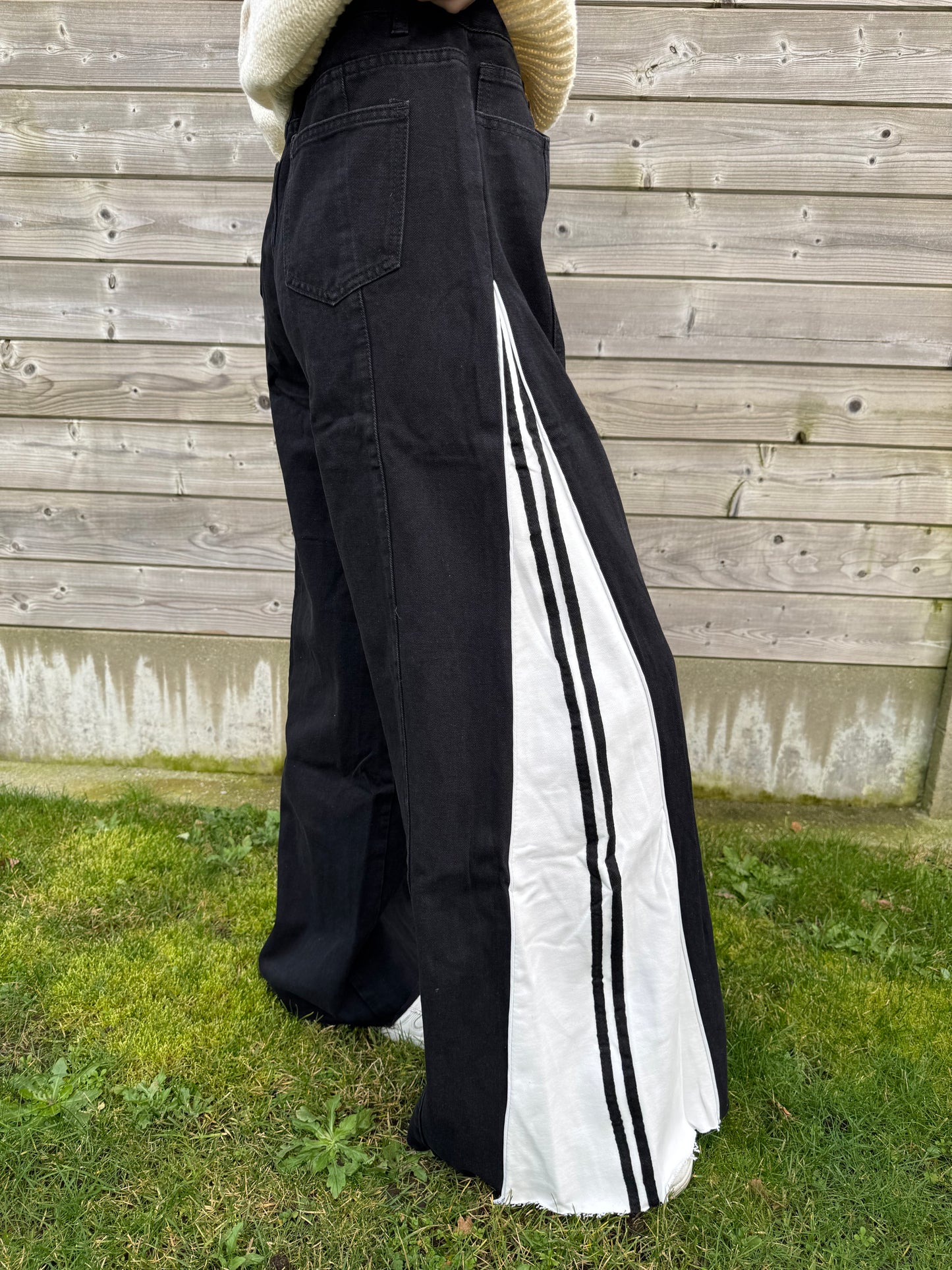 Bold Wide-Leg jeans