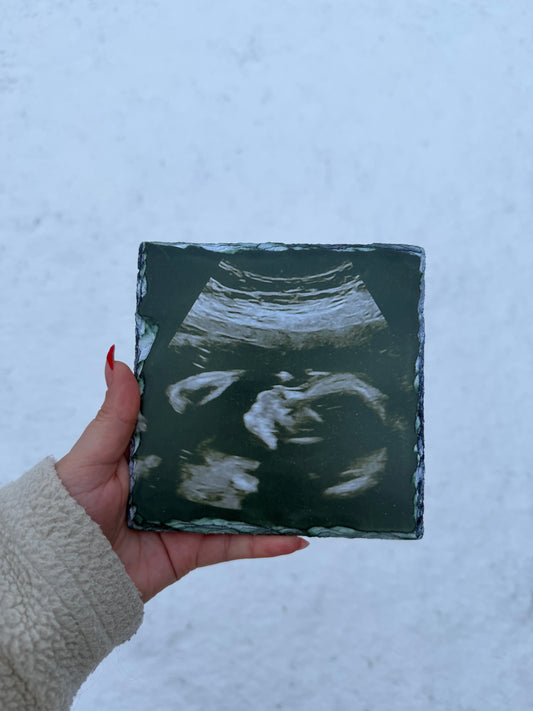 Foto of tekst op leisteen