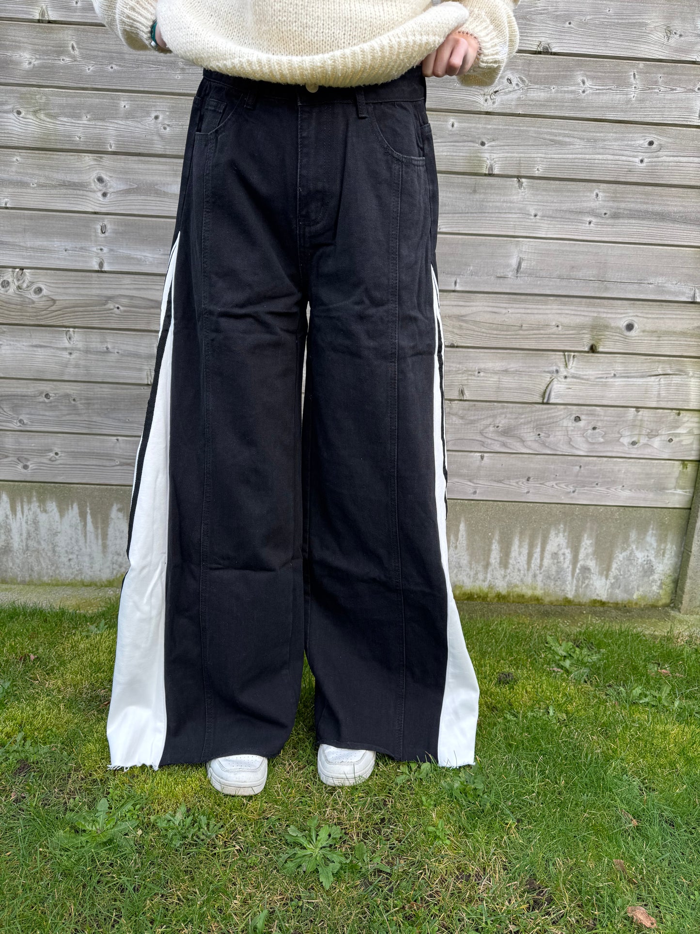 Bold Wide-Leg jeans